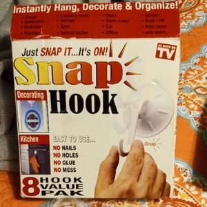 Snap White Wall Hooks Set